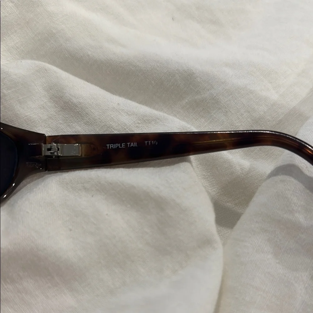 Costa Del Mar Stylish Tortoise Shell Sunglasses - Picture 3 of 7